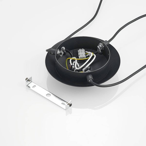 Deckenleuchten-Montage mit Kabeln und Befestigungselement.