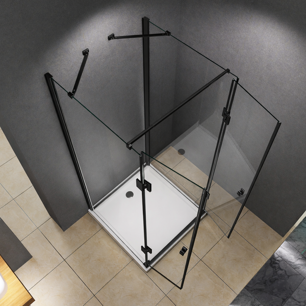 Eckdusche mit Klarglas, schwarzem Rahmen und weißer Duschwanne in einem modernen Badezimmer.