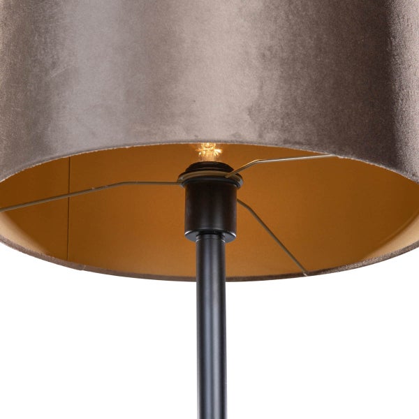 Detailaufnahme einer Stehlampe mit Lampenschirm