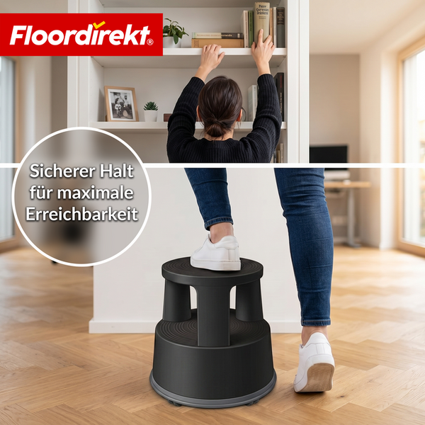 Eine Person nutzt einen schwarzen Rollhocker aus Kunststoff, um ein Regal in einem hellen Raum mit Holzboden zu erreichen. Floordirekt Logo.