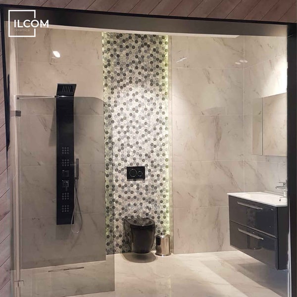 Modernes Badezimmer mit Dusche, Waschtisch und Wandfliesen