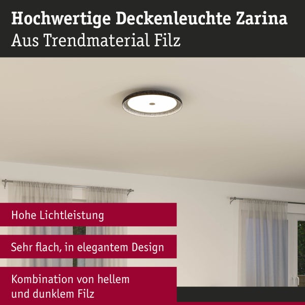Flache, runde Deckenleuchte Zarina aus hellem und dunklem Filz, montiert in einem hellen Wohnraum.