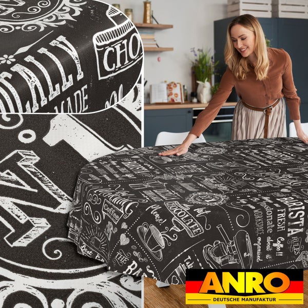 Abwaschbare Wachstuchtischdecke mit Kaffee-Illustrationen im Kreidetafel-Stil auf einem Tisch in einer hellen Küche. ANRO Logo.