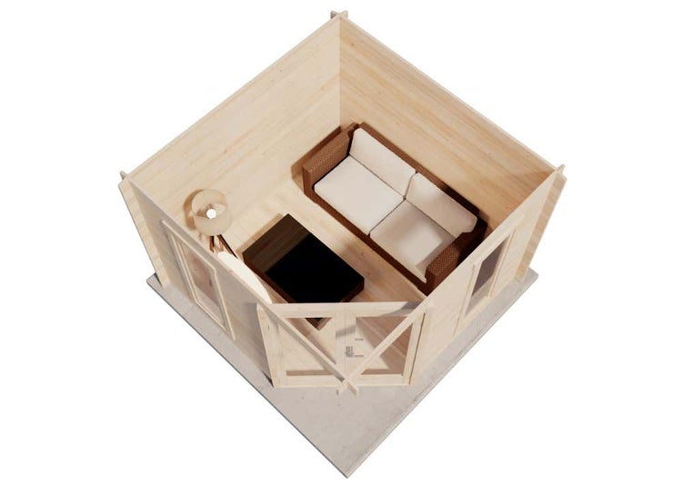 Innenansicht eines Gartenhauses mit Couch, Tisch und Lampe