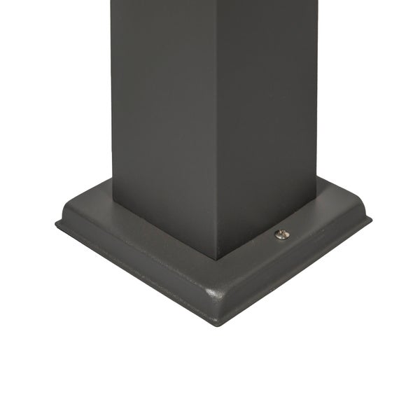 Quadratischer Pfostenfuß aus anthrazitfarbenem Metall mit Bodenplatte und Befestigungsschraube.