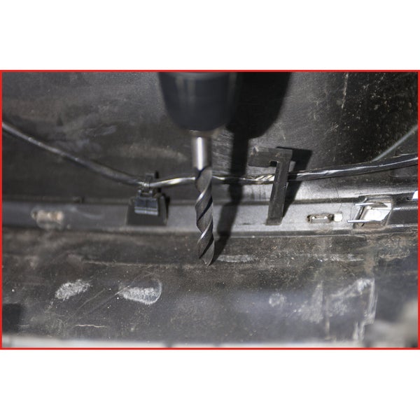 Forstnerbohrer im Einsatz zum Bohren eines Lochs in ein Material