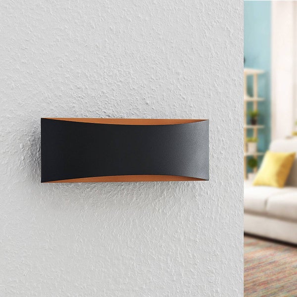 Moderne, rechteckige Wandleuchte mit gewölbtem Gehäuse in Schwarz und goldfarbener Innenseite montiert an einer weißen Wand.