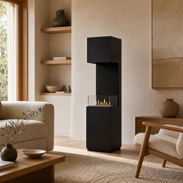 Freistehender Bioethanolkamin mit modernem Design in einem hellen Wohnzimmer mit Sitzmöbeln und Holzregalen.