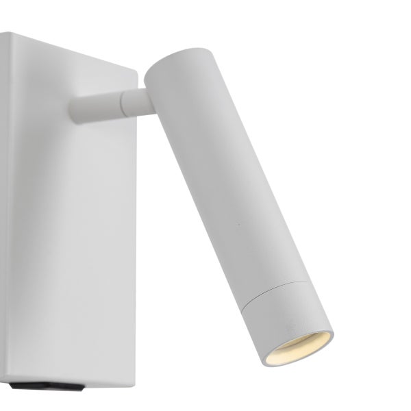 Weiße Wandleuchte mit zylindrischem verstellbarem Strahler und rechteckiger Basis.