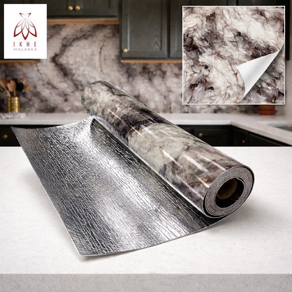 Rolle selbstklebende Möbelfolie mit Marmoroptik und Silberfolie auf einem Tisch
