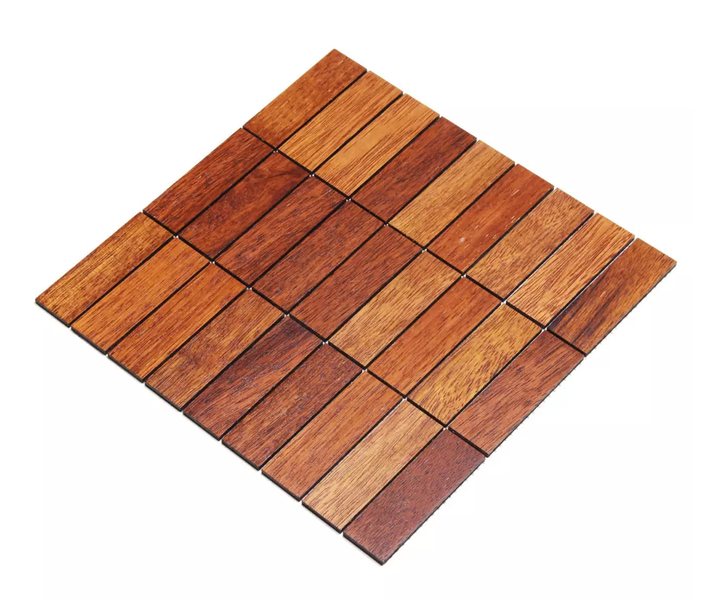 Quadratische Holzfliese für den Außenbereich