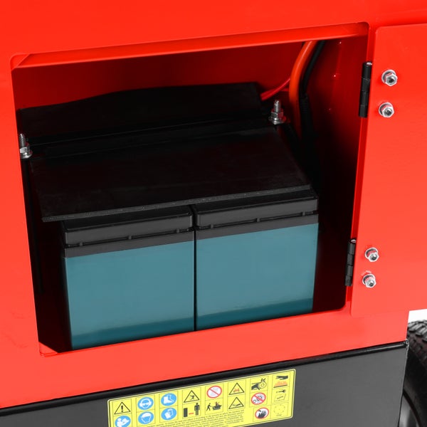 Batteriefach einer Maschine mit zwei eingesetzten Batterien unter einer schwarzen Schutzabdeckung in einem roten Metallgehäuse.