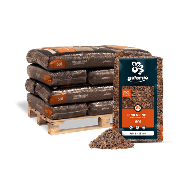 Galamio Pinienrinde fein 8 bis 15 Millimeter in 60 Liter Säcken auf einer Palette mit einer Probe des Materials.