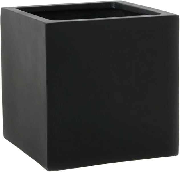 Quadratischer Pflanzkübel in Würfelform aus Kunststoff oder Fiberglas in Schwarz.