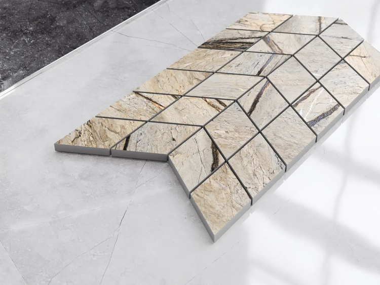 Mosaikfliese in Pfeilform mit Natursteinoptik und Marmorierung.