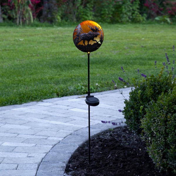 Solarleuchte mit Elchmotiv im Garten