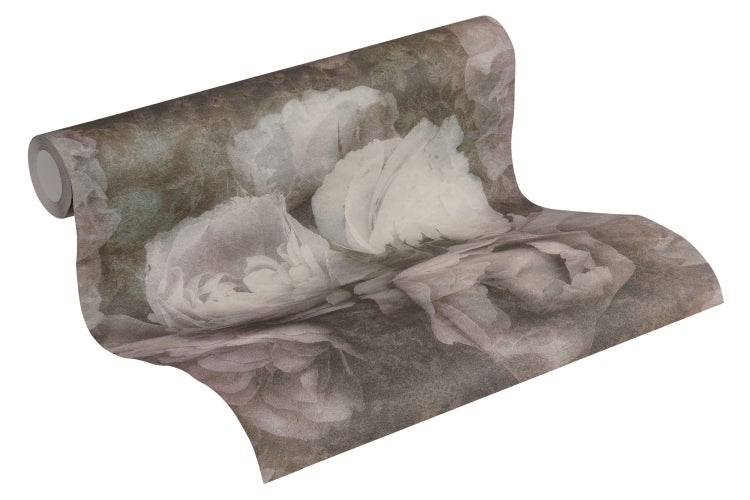 Wohnzimmer-Szene mit Sofa, dekorativer Decke, Zierkissen, Beistelltischen, Vasen und Zimmerpflanze.