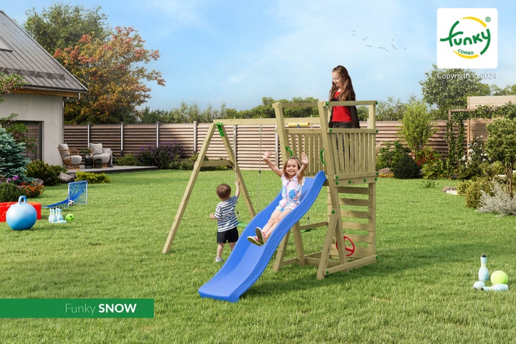 Holzspielplatz Funky SNOW mit Spielturm, Rutsche und Schaukel in einem hellen Garten. Kinder spielen auf dem Holzgerüst. Funky Combo Logo.