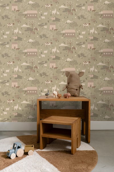 Kinderzimmer mit Bauernhof-Tapete, Holztisch und Spielzeugtraktor