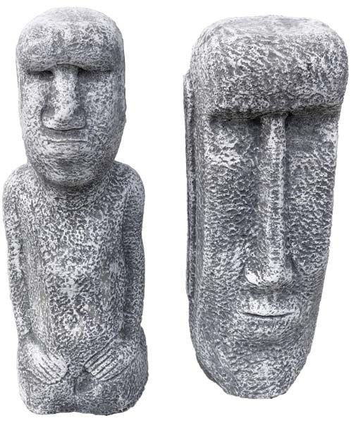 Zwei Gartenfiguren aus Steinguss in Form von Osterinsel Moai Statuen als Dekoration für den Außenbereich.