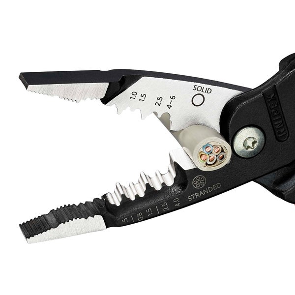 Knipex Aderendhülsenzange beim Abisolieren eines Kabels