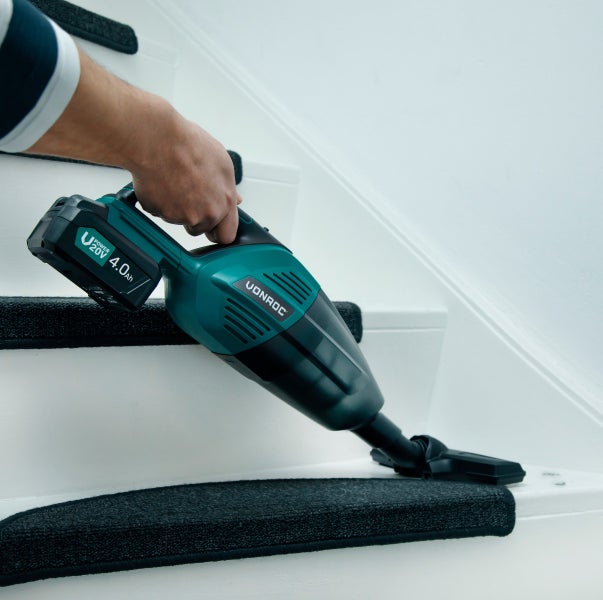 VONROC Akku-Handstaubsauger/Handsauger – 20V – 0,5-L-Auffangbehälter - Inkl. 1 x 4,0-Ah Akku, Ladegerät, 3 Düsen und Verlängerungstück
