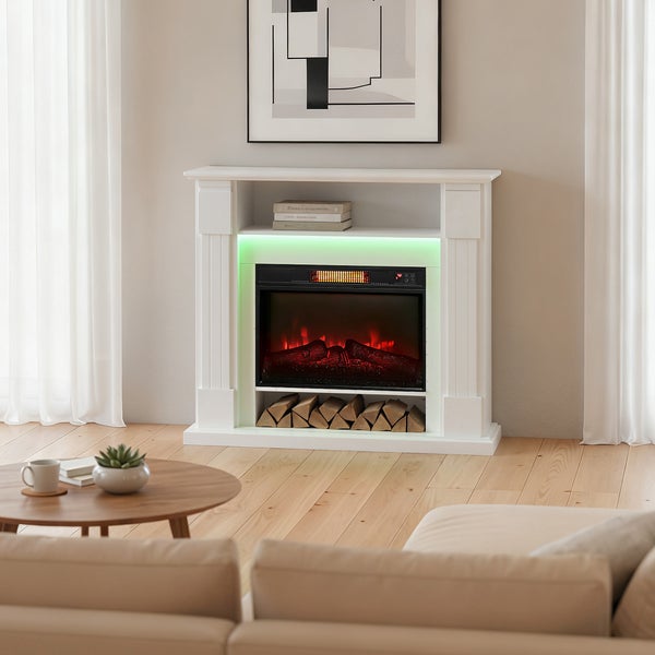 Elektrischer Kamin mit weißer Umrandung, Flammen-Effekt, LED-Stimmungslicht, Holzfach und Ablagefach in einem hellen, modernem Wohnzimmer.
