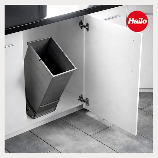 Hailo Einbaumülleimer in einem Küchenunterschrank, kippbar beim Öffnen der Tür. Hailo Logo.
