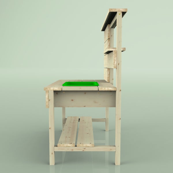 Matschküche aus hellem Holz für den Außenbereich mit Arbeitsplatte, integrierter grüner Kunststoffwanne und Ablagefächern.