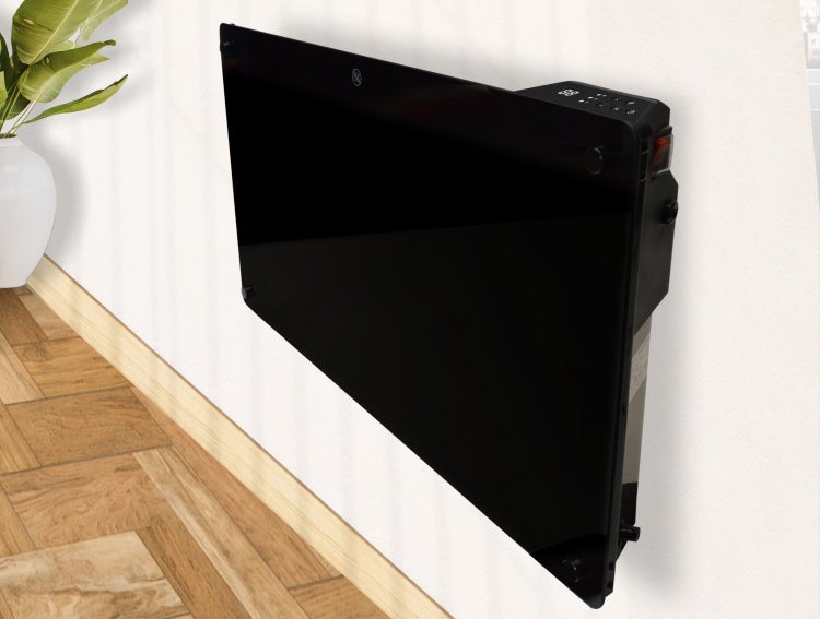 Schwarzer Wandkonvektor mit digitaler Steuerung an einer Wand