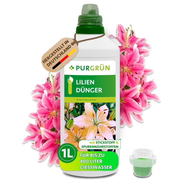 Eine Flasche Purgrün Liliendünger 1 Liter mit Stickstoff und Spurennährstoffen vor einem Hintergrund mit Lilienblüten.