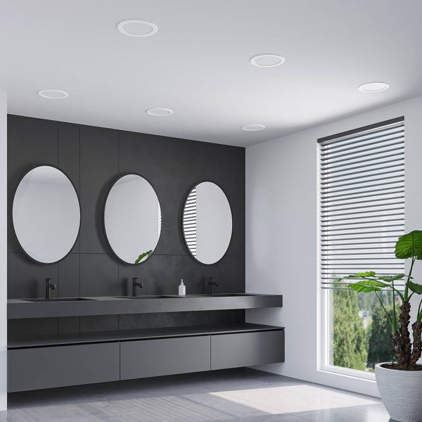 Modernes Badezimmer mit sechs weißen Deckeneinbaustrahlern, drei ovalen Spiegeln und einem dunkelgrauen Waschtisch.