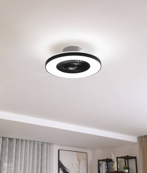 Moderner Deckenventilator mit integrierter LED-Leuchte, rundes Design in Schwarz und Weiß, montiert an der Decke in einem hellen Wohnraum.
