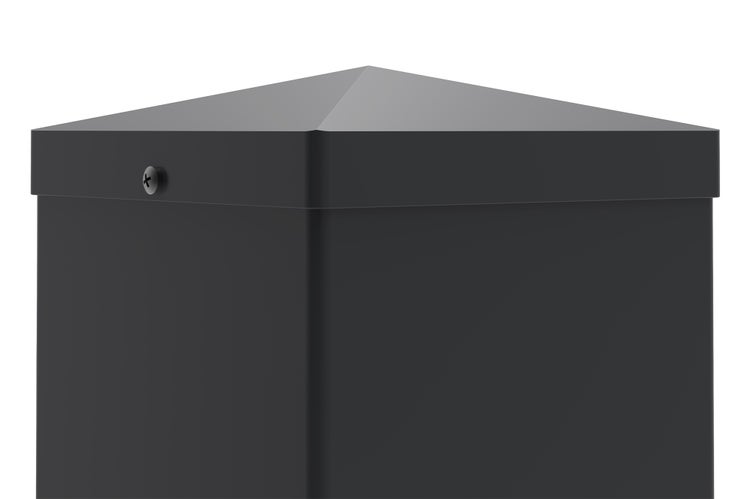 Quadratische Pfostenkappe in Pyramidenform für Zaunpfosten mit seitlicher Befestigungsschraube.