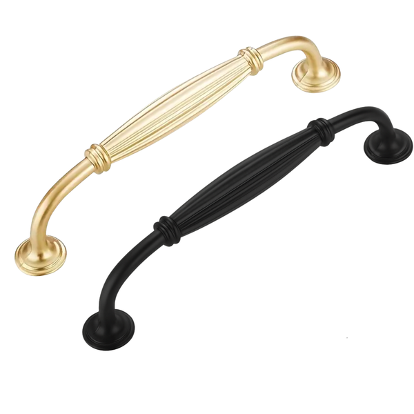 Zwei Möbelgriffe in Gold und Schwarz