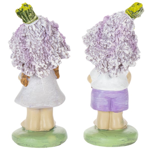 Zwei dekorative Gartenfiguren in Form von Kindern mit Köpfen aus lila Lavendelblüten, Rückenansicht, auf runden grünen Sockeln.