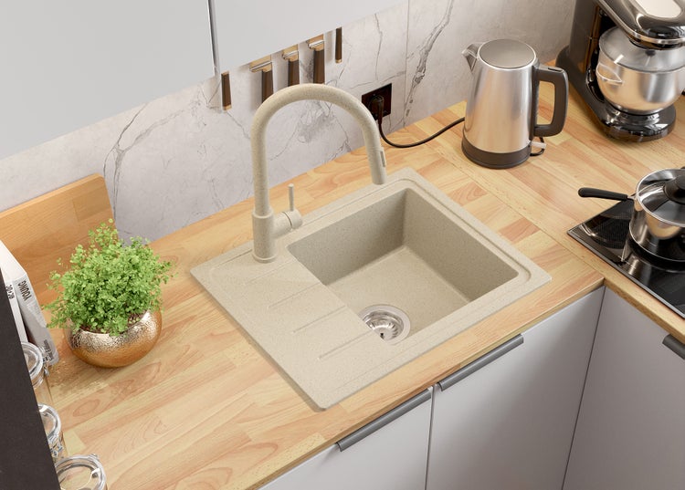 Küchenszene mit Spüle, Wasserhahn und Küchengeräten auf einer Arbeitsplatte