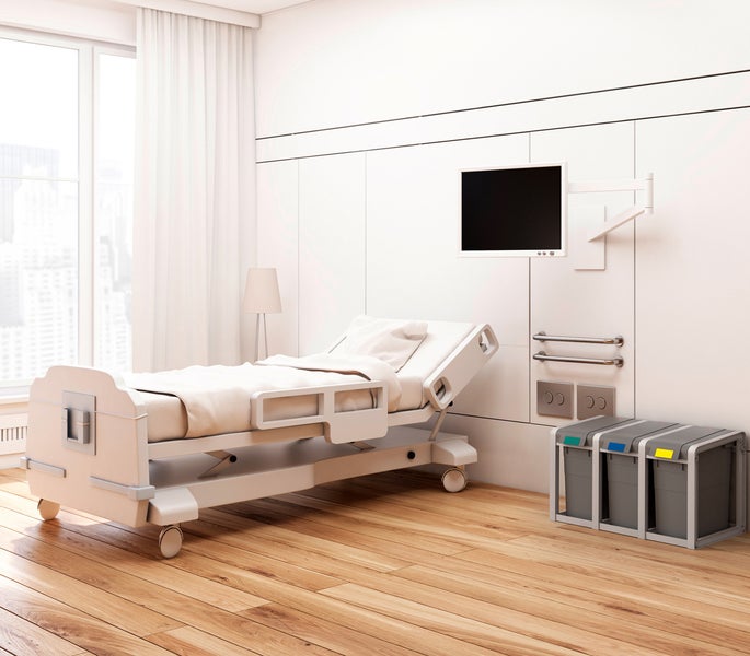 Helles Krankenzimmer mit verstellbarem Krankenhausbett, Fernseher und Abfallbehältern