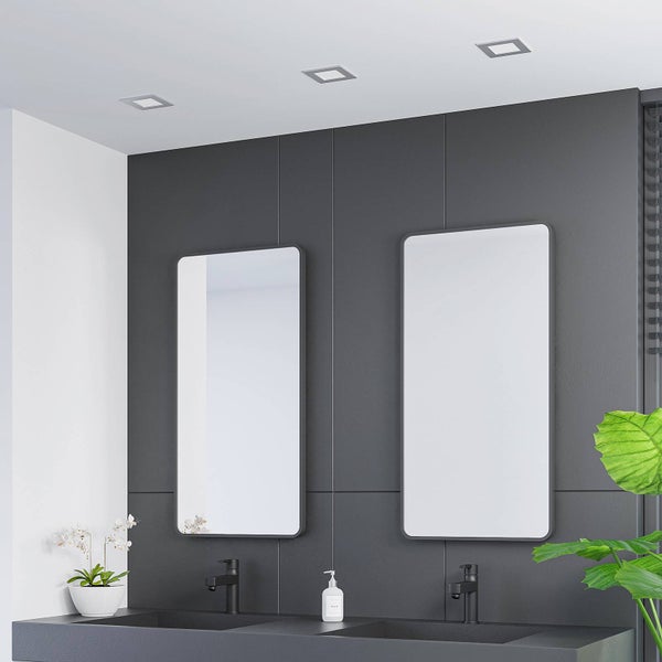 Quadratische LED-Einbauleuchte in Silber, Breite 115 Millimeter, Länge 115 Millimeter, Tiefe 32 Millimeter.