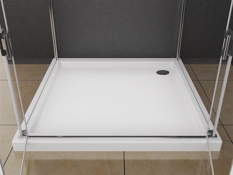 Quadratische Duschwanne mit Ablauf in einer Duschkabine