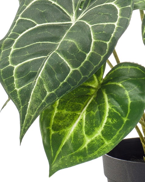 Grünes Blatt und hellrosa Blütenblätter einer künstlichen Blume aus Textil.