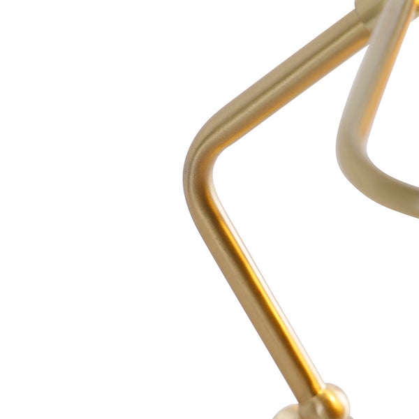 Detailaufnahme eines goldenen Metallgestells