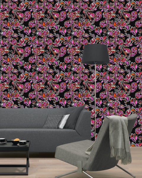 Wohnzimmer mit gemusterter Tapete, Sofa, Sessel und Stehlampe für eine stilvolle Atmosphäre