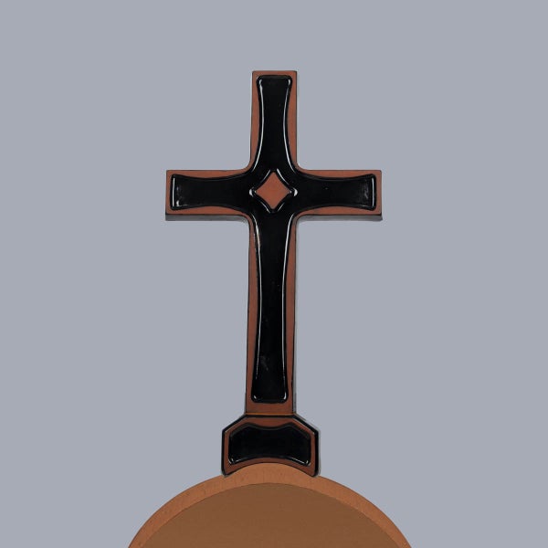 Braunes Firstkreuz aus Ton mit schwarzer glasierter Einlage und gebogenem Sockel.