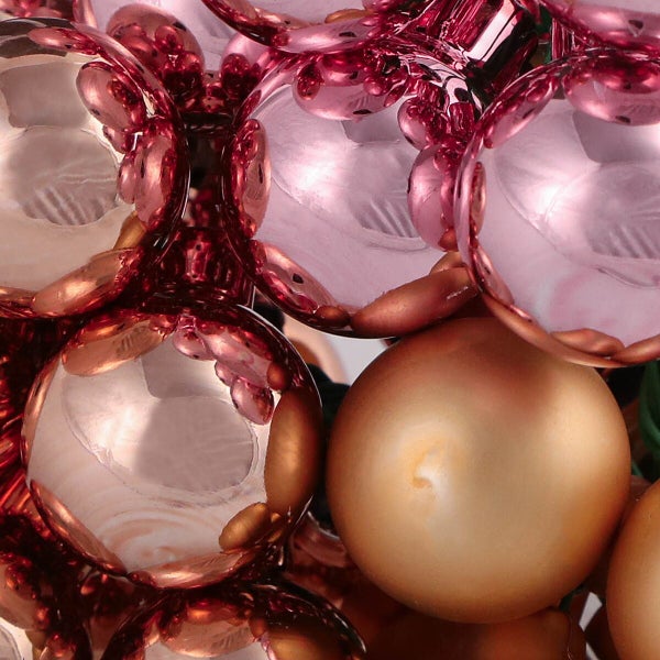 Nahaufnahme einer Ansammlung von glänzenden und matten Christbaumkugeln für die Weihnachtsdekoration