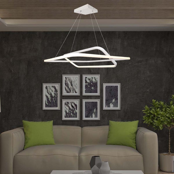 Moderne Wohnzimmerszene mit Pendelleuchte, Sofa, Kissen und Wanddekoration für stilvolle Raumgestaltung