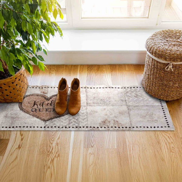 Läufer mit Herzdesign, Schuhen, Pflanze und Wäschekorb in heller, freundlicher Atmosphäre