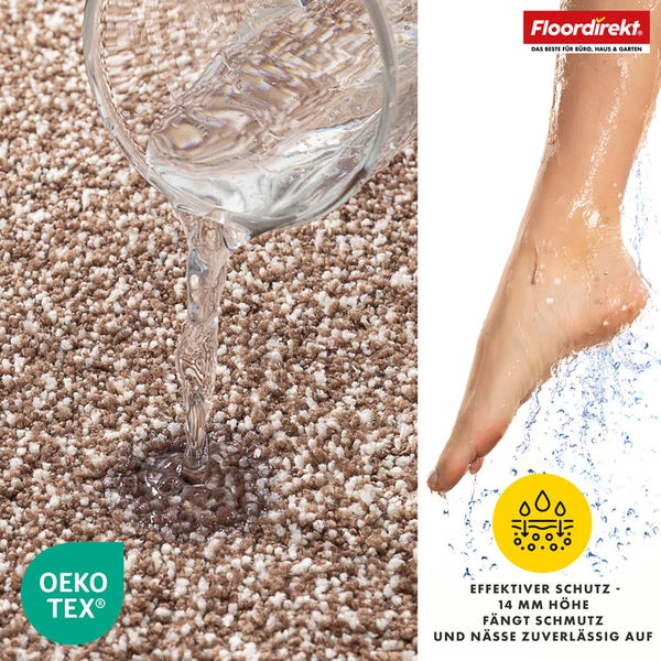 Wasser wird auf einen Teppich mit dem Siegel Oeko-Tex und dem Logo von Floordirekt. geschüttet. Der Teppich ist 14 Millimeter hoch und schützt vor Schmutz und Nässe.