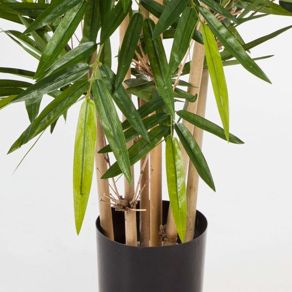 Künstliche Bambuspflanze mit grünen Blättern und naturgetreuen Halmen in einem schwarzen Topf.