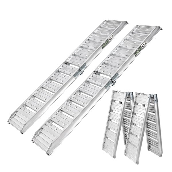 Zwei klappbare Auffahrrampen aus Aluminium von Trutzholm mit profilierter Oberfläche.